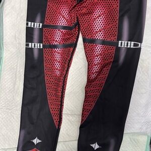 Woman Violate Leggings - Red and Black